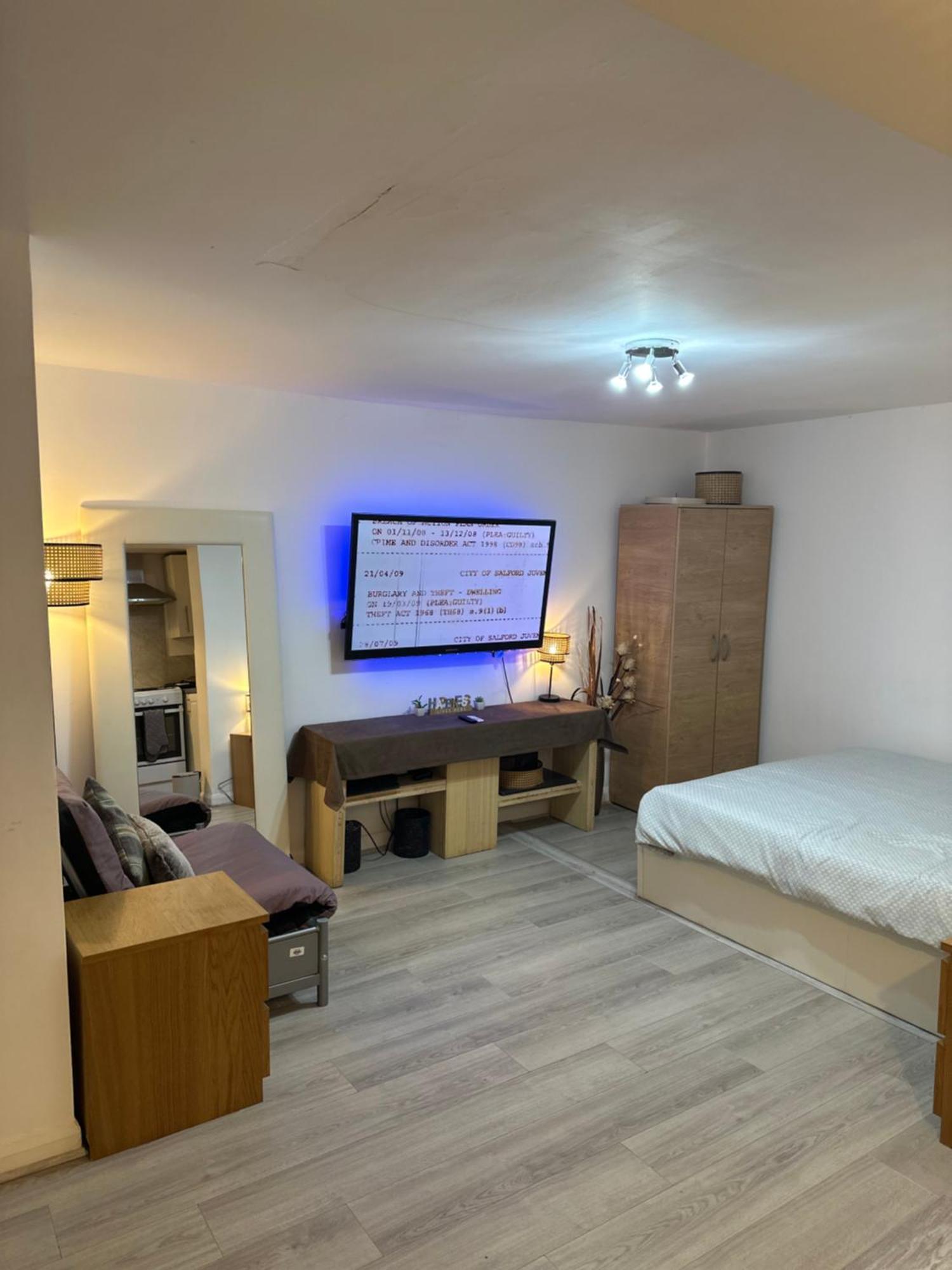 Stylish Studio Flat - Watford Junction - Harry Potter Exterior photo
